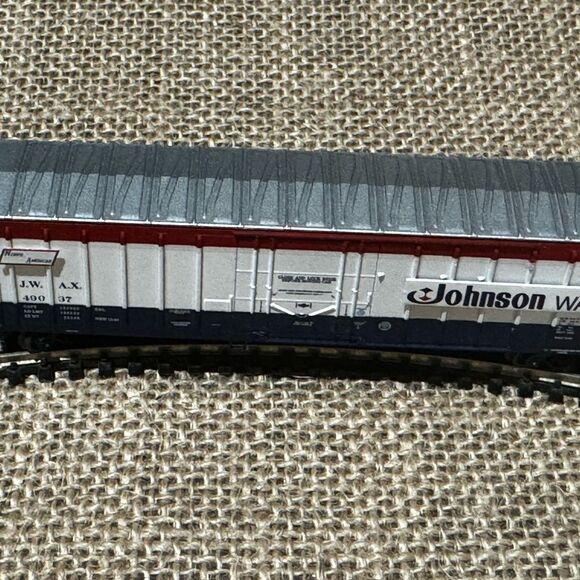 Athearn Freight Cars, NScale Johnson Wax Boxcar 49037 - Picture 7 of 7